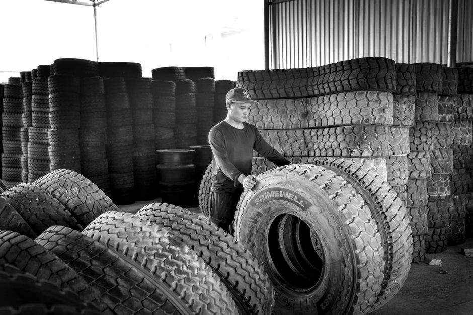 Organized warehouse facility for seasonal tire storage